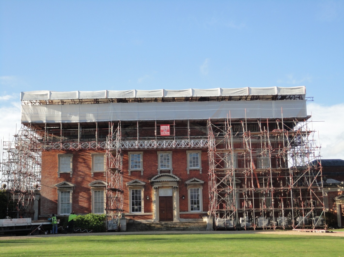 Temporary roof scaffold over a heritage property
