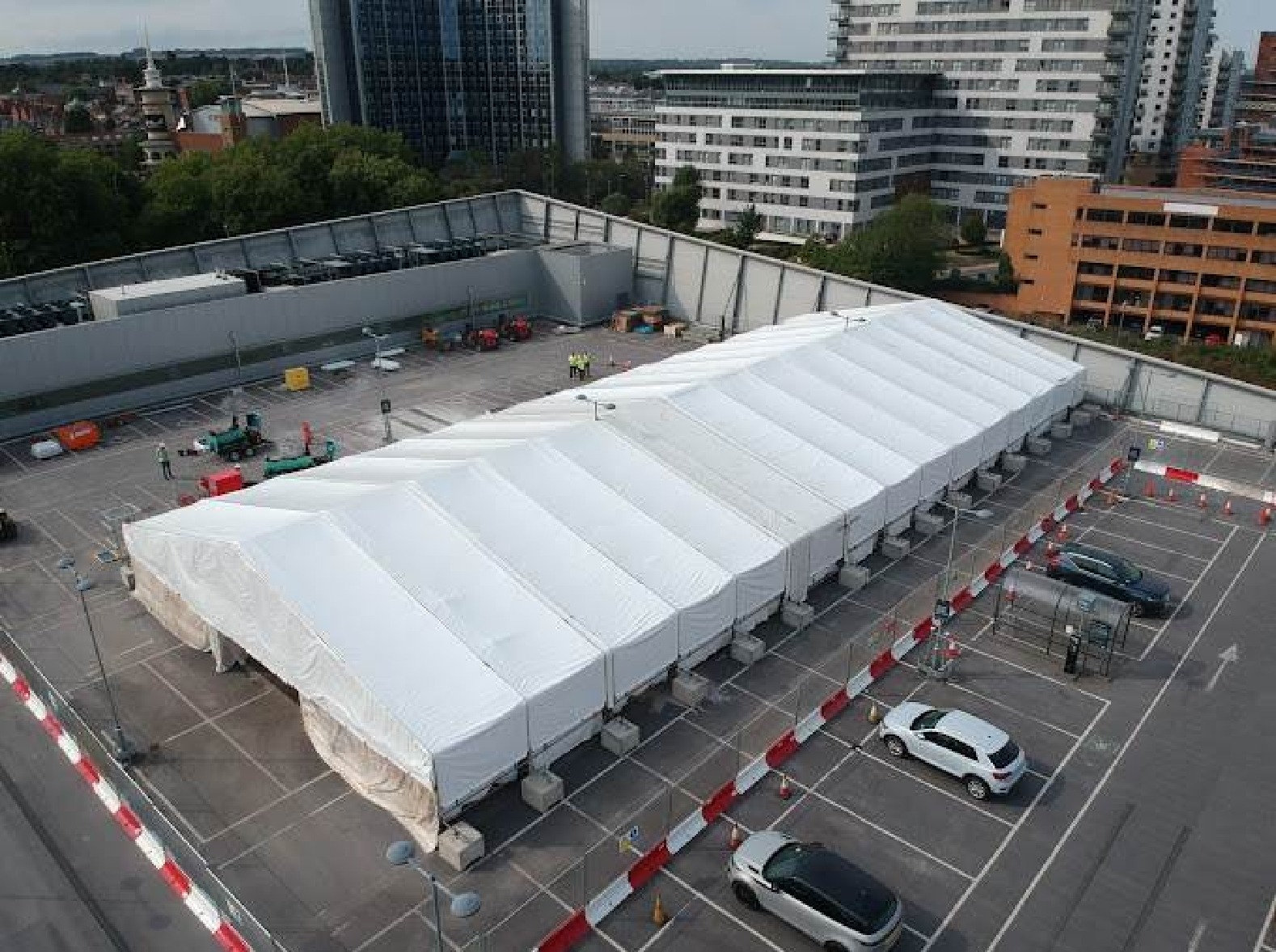 Temporary roof scaffold over a city centre project