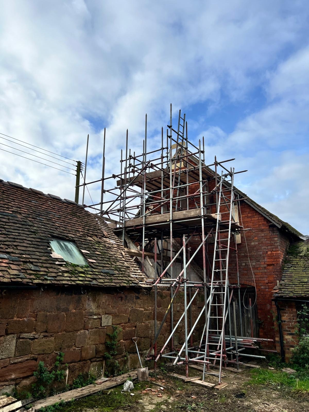 Scaffolding for a grade I listed barn in Maxstoke, Warwickshire Grade II Listed Barn Maxstoke Warwickshire